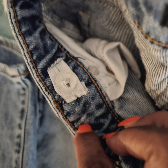 Forever 21 Kids Size 5-6 Blue Relaxed Fit Distressed Jeans - Picture 8 of 10